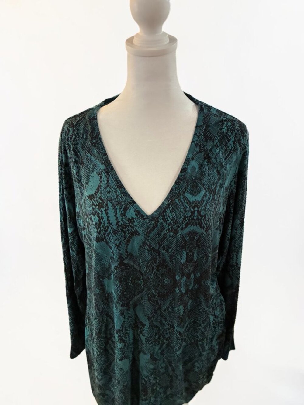INC Blue/Black Snakeskin Fabric V-Neck, Long-Sleeved Shirt with size tie 2X